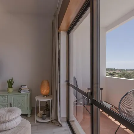 #386 Sea View, Stunning And Unobstructed Apartment